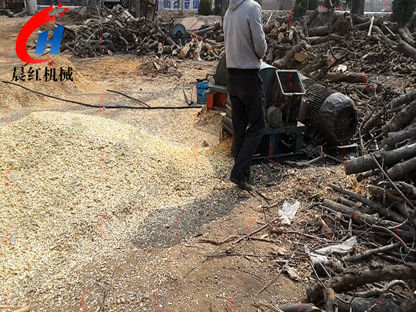 上海木屑机粉碎杂木现场